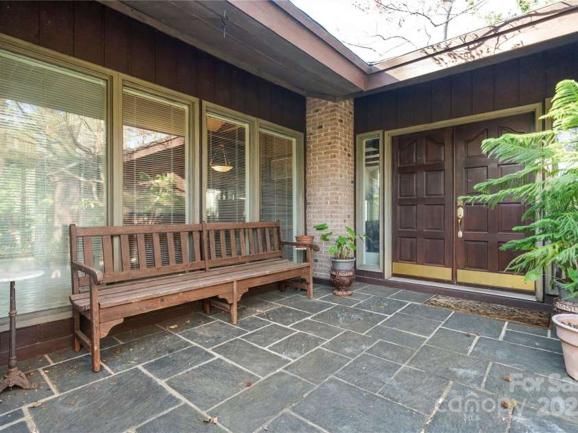 32 Fairway Ridge, Lake Wylie, SC 29710.  MLS# CAR4234343, YatesRealty ID 24400. From porch entry