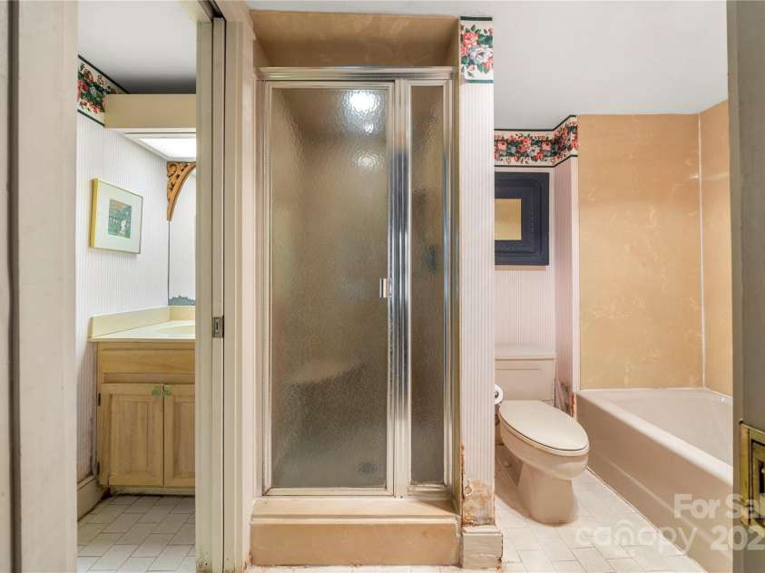 32 Fairway Ridge, Lake Wylie, SC 29710.  MLS# CAR4234343, YatesRealty ID 24400. Full bath basement level