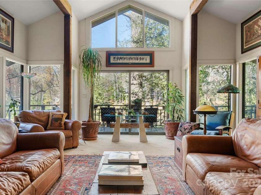 32 Fairway Ridge, Lake Wylie, SC 29710.  MLS# CAR4234343, YatesRealty ID 24400. Great room main floor