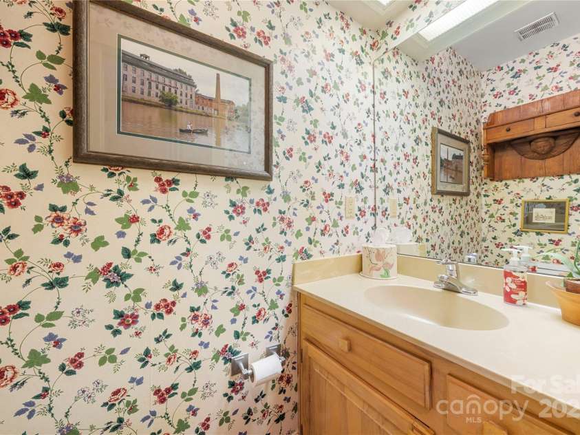 32 Fairway Ridge, Lake Wylie, SC 29710.  MLS# CAR4234343, YatesRealty ID 24400. Half bath main floor