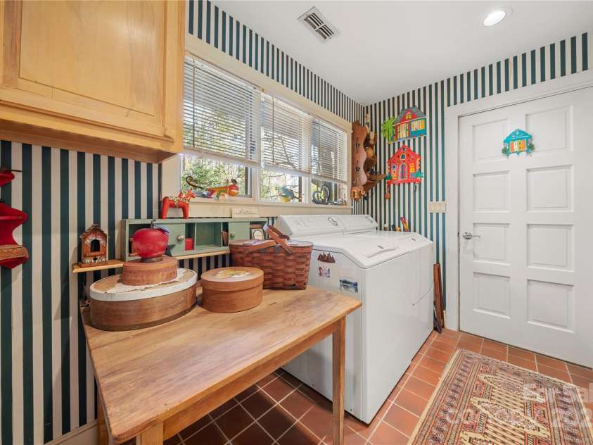 32 Fairway Ridge, Lake Wylie, SC 29710.  MLS# CAR4234343, YatesRealty ID 24400. Laundry room & mud room main floor