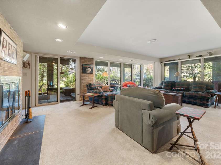 32 Fairway Ridge, Lake Wylie, SC 29710.  MLS# CAR4234343, YatesRealty ID 24400. Living room basement level