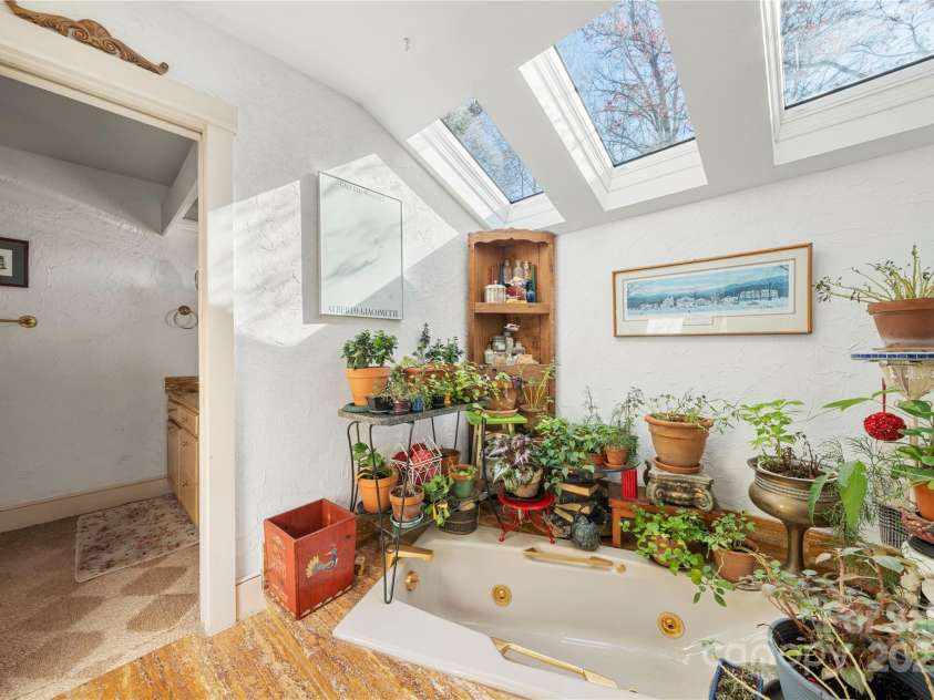 32 Fairway Ridge, Lake Wylie, SC 29710.  MLS# CAR4234343, YatesRealty ID 24400. Primary bath main floor