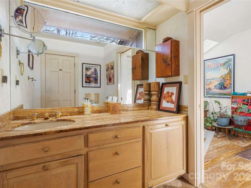 32 Fairway Ridge, Lake Wylie, SC 29710.  MLS# CAR4234343, YatesRealty ID 24400. Primary bath main floor