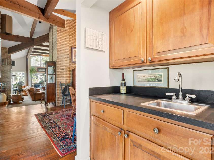 32 Fairway Ridge, Lake Wylie, SC 29710.  MLS# CAR4234343, YatesRealty ID 24400. Wet bar main floor between dining room and kitchen