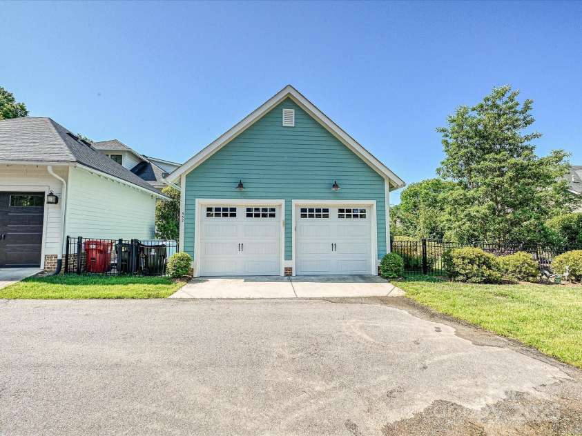 332 Delburg Street, Davidson, NC 28036.  MLS# CAR4255329, YatesRealty ID 24401. Garage