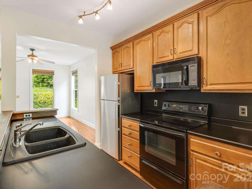 41 Town Circle, Flat Rock, NC 28731.  MLS# CAR4268301, YatesRealty ID 24403. 