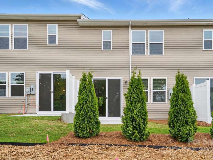 2009 Vinyasa Lane, Charlotte, NC 28215.  MLS# CAR4250038, YatesRealty ID 24404. 