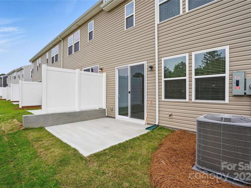 2009 Vinyasa Lane, Charlotte, NC 28215.  MLS# CAR4250038, YatesRealty ID 24404. 