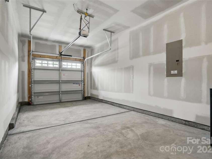 2009 Vinyasa Lane, Charlotte, NC 28215.  MLS# CAR4250038, YatesRealty ID 24404. 
