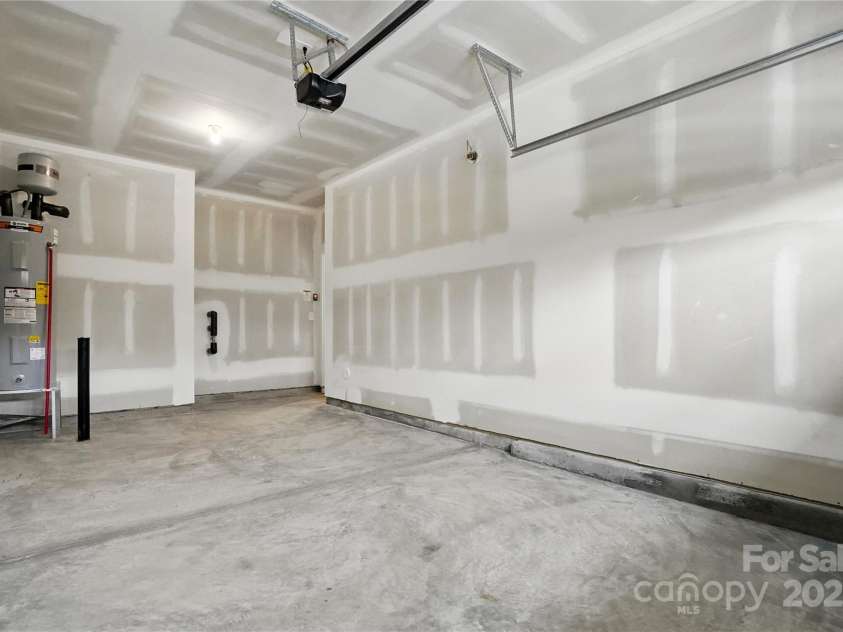 2009 Vinyasa Lane, Charlotte, NC 28215.  MLS# CAR4250038, YatesRealty ID 24404. 