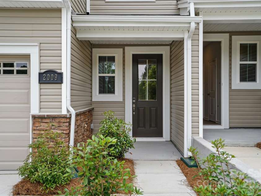 2009 Vinyasa Lane, Charlotte, NC 28215.  MLS# CAR4250038, YatesRealty ID 24404. 