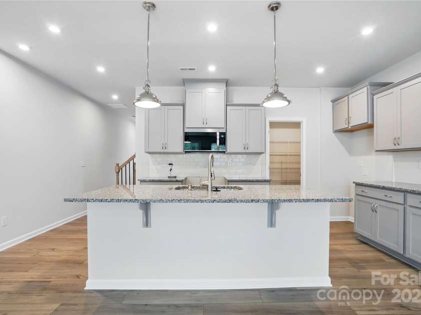 2009 Vinyasa Lane, Charlotte, NC 28215.  MLS# CAR4250038, YatesRealty ID 24404. 