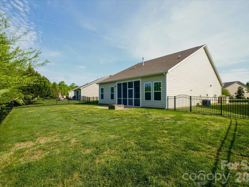 5004 Star Hill Lane, Charlotte, NC 28214.  MLS# CAR4369073, YatesRealty ID 24404. 