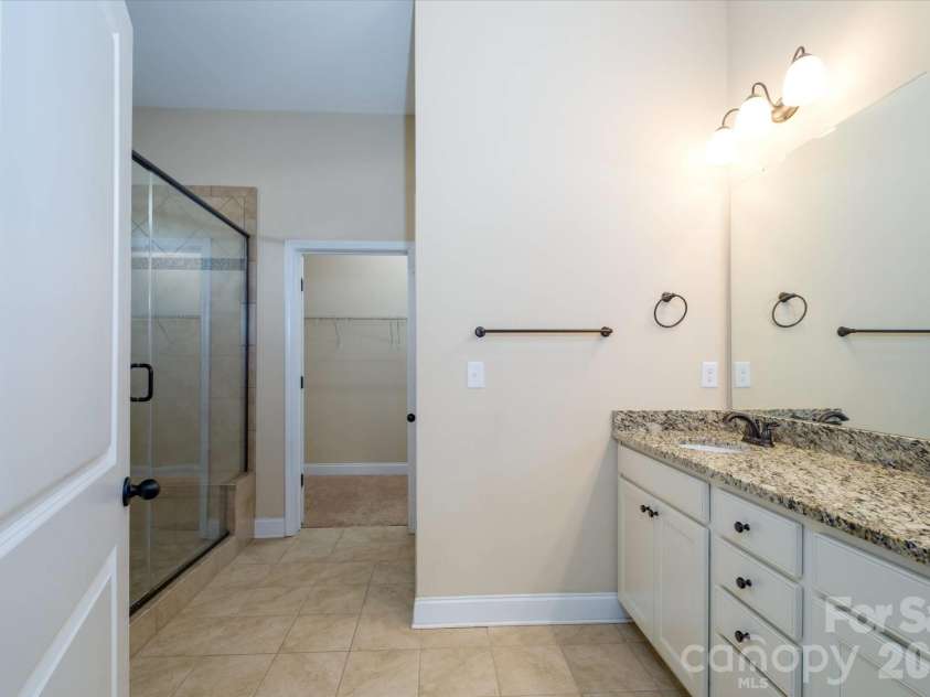 5004 Star Hill Lane, Charlotte, NC 28214.  MLS# CAR4369073, YatesRealty ID 24404. Primary Bath