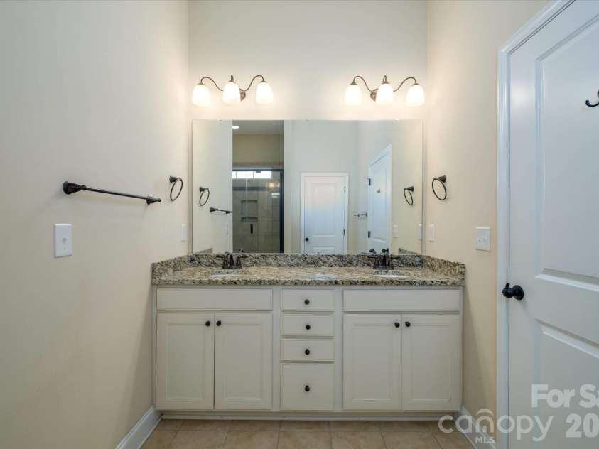 5004 Star Hill Lane, Charlotte, NC 28214.  MLS# CAR4369073, YatesRealty ID 24404. Primary Bath