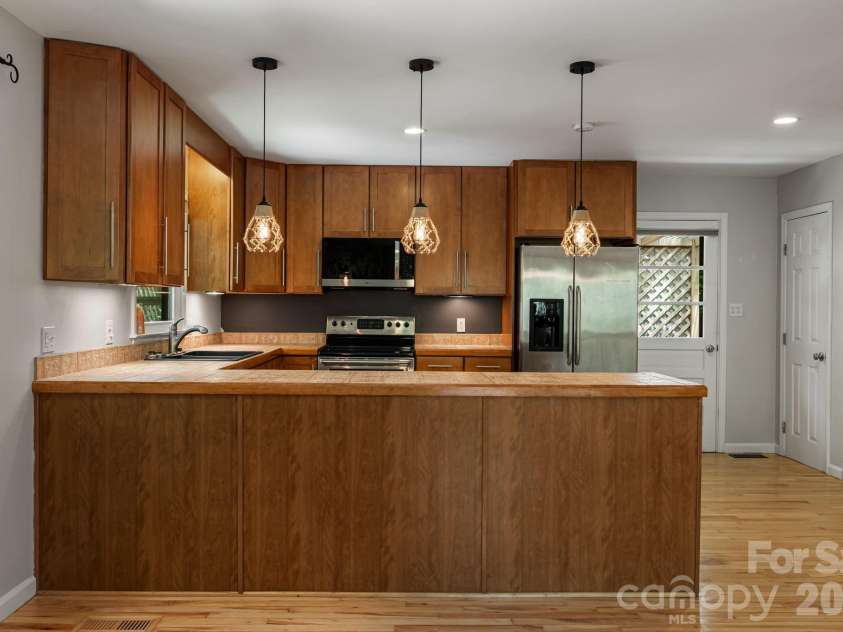 29 Independence Boulevard, Asheville, NC 28805.  MLS# CAR4377856, YatesRealty ID 24405. 