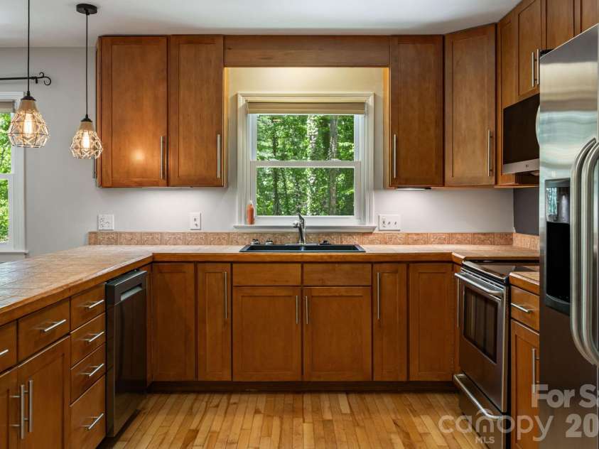 29 Independence Boulevard, Asheville, NC 28805.  MLS# CAR4377856, YatesRealty ID 24405. 