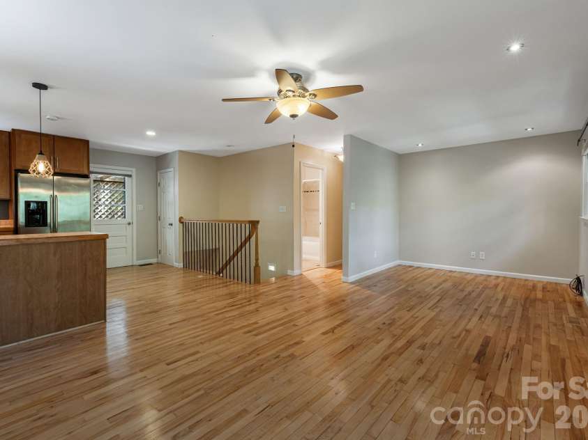 29 Independence Boulevard, Asheville, NC 28805.  MLS# CAR4377856, YatesRealty ID 24405. 