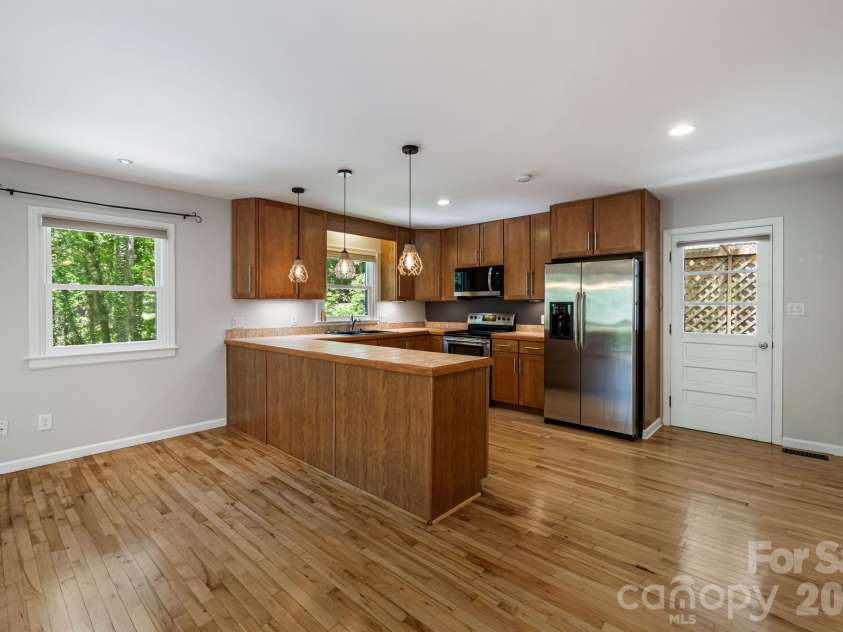 29 Independence Boulevard, Asheville, NC 28805.  MLS# CAR4377856, YatesRealty ID 24405. 