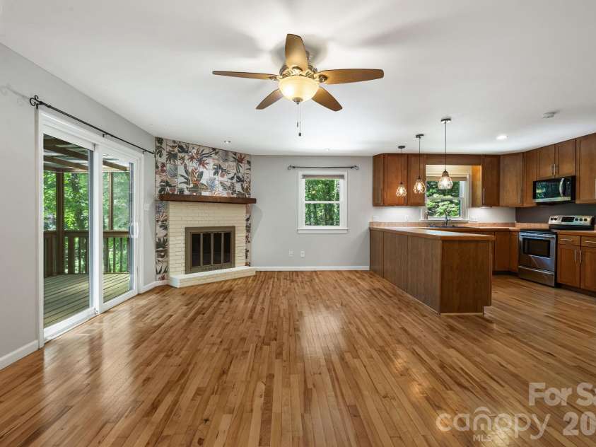 29 Independence Boulevard, Asheville, NC 28805.  MLS# CAR4377856, YatesRealty ID 24405. 