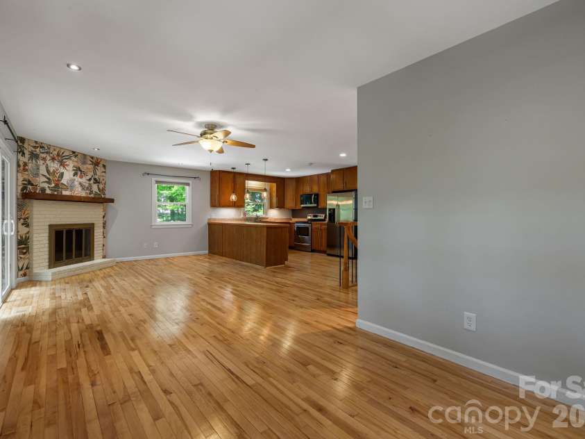 29 Independence Boulevard, Asheville, NC 28805.  MLS# CAR4377856, YatesRealty ID 24405. 