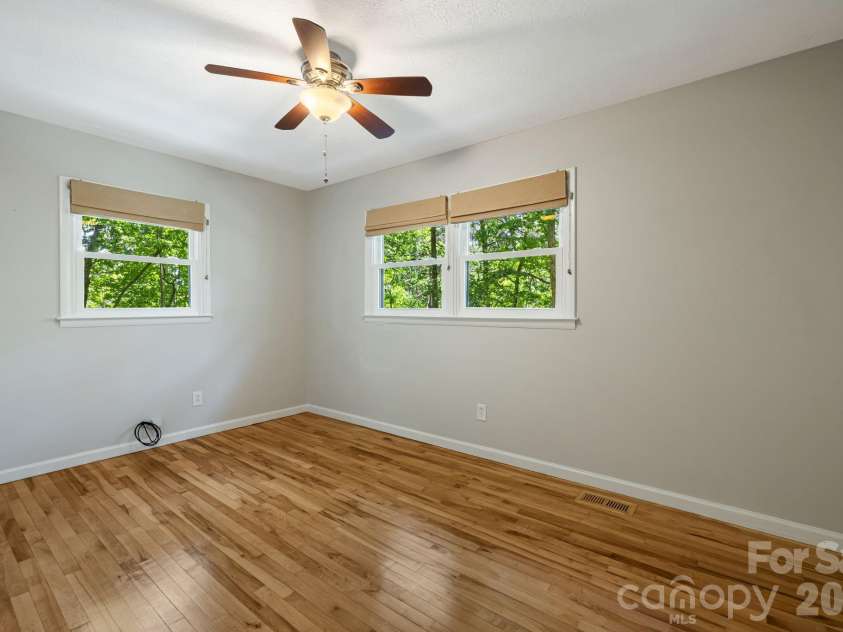 29 Independence Boulevard, Asheville, NC 28805.  MLS# CAR4377856, YatesRealty ID 24405. 