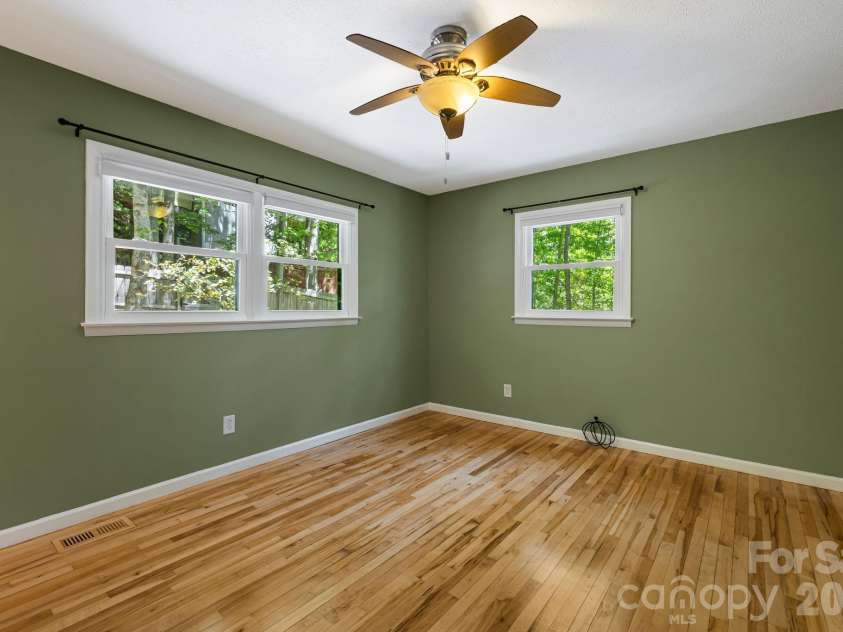 29 Independence Boulevard, Asheville, NC 28805.  MLS# CAR4377856, YatesRealty ID 24405. 