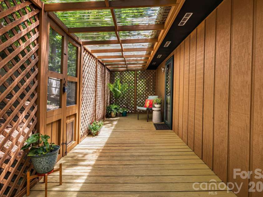 29 Independence Boulevard, Asheville, NC 28805.  MLS# CAR4377856, YatesRealty ID 24405. 
