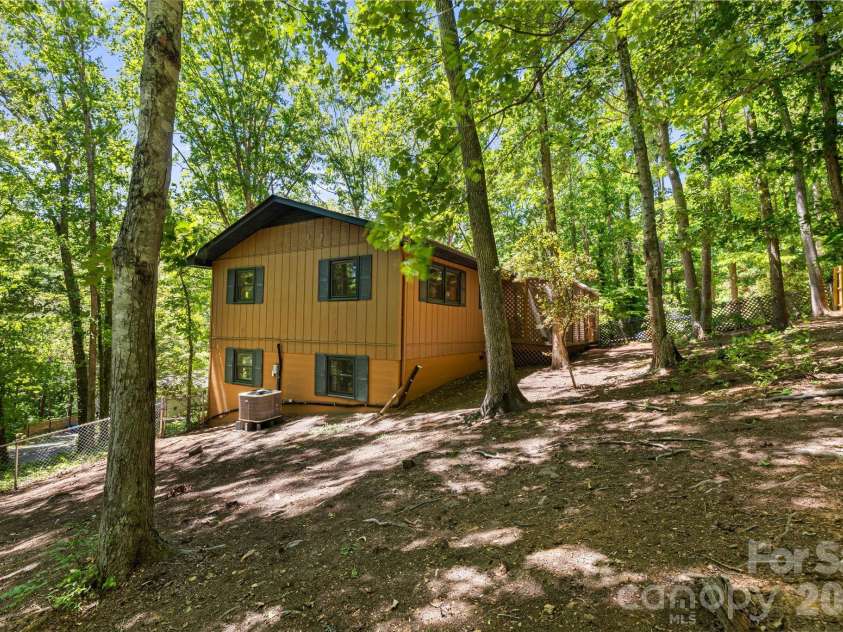 29 Independence Boulevard, Asheville, NC 28805.  MLS# CAR4377856, YatesRealty ID 24405. 