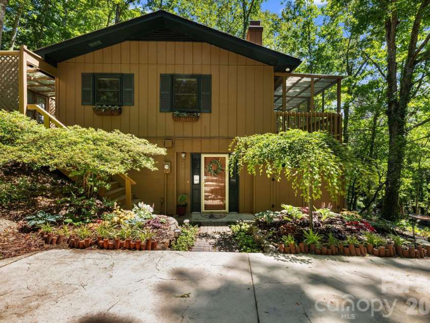 29 Independence Boulevard, Asheville, NC 28805.  MLS# CAR4377856, YatesRealty ID 24405. 