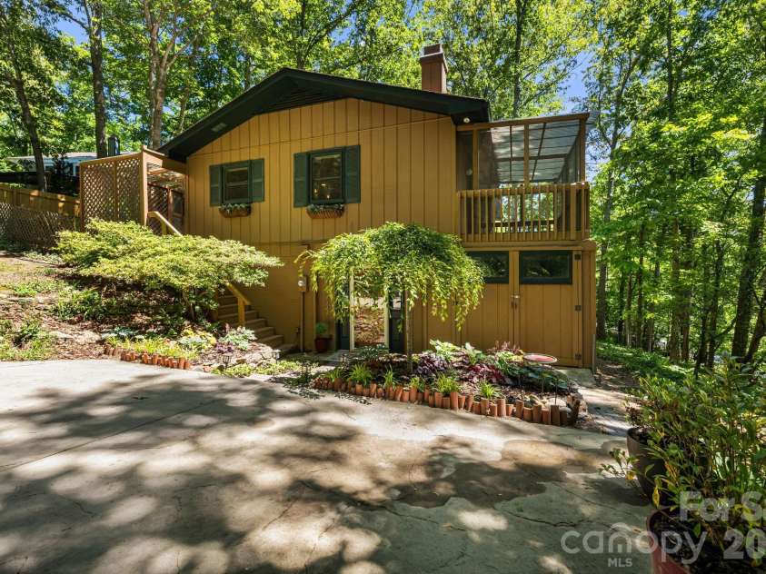 29 Independence Boulevard, Asheville, NC 28805.  MLS# CAR4377856, YatesRealty ID 24405. 
