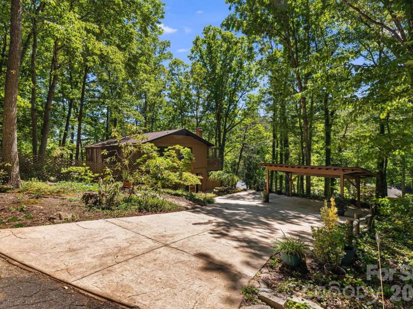 29 Independence Boulevard, Asheville, NC 28805.  MLS# CAR4377856, YatesRealty ID 24405. 