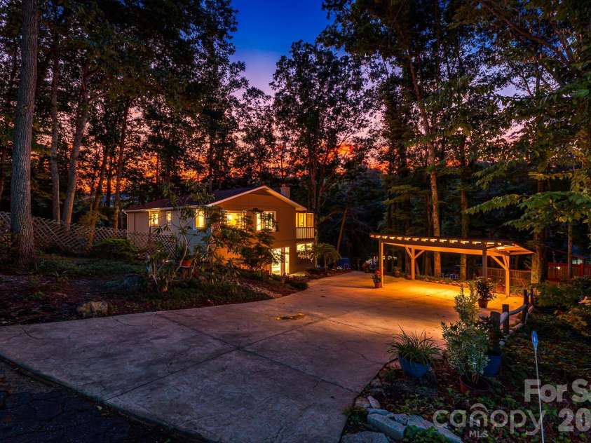 29 Independence Boulevard, Asheville, NC 28805.  MLS# CAR4377856, YatesRealty ID 24405. Virtual Twilight