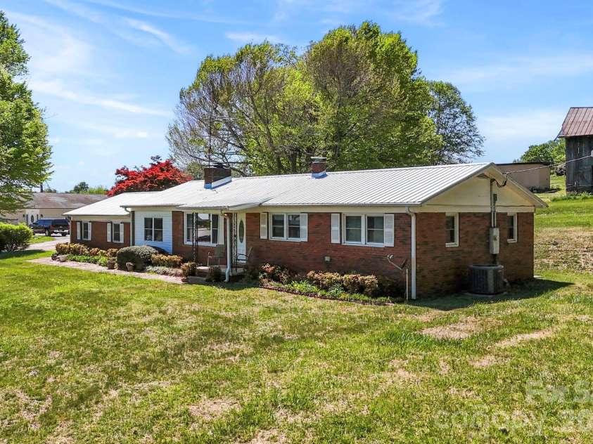 18 Hilda Lane, Mills River, NC 28759.  MLS# CAR4376223, YatesRealty ID 24406. 