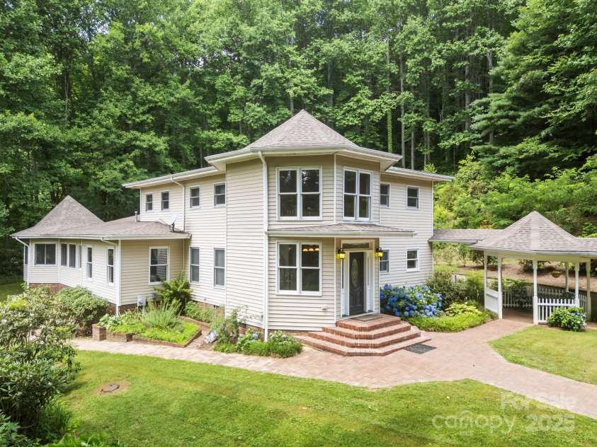 235 Kinder Lane, Canton, NC 28716.  MLS# CAR4270406, YatesRealty ID 24407. 