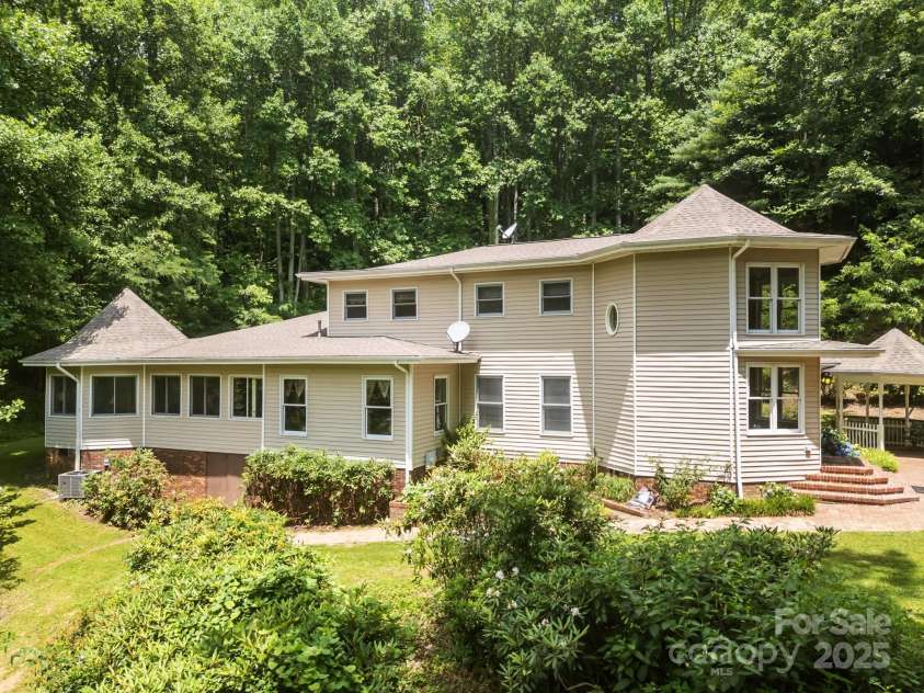 235 Kinder Lane, Canton, NC 28716.  MLS# CAR4270406, YatesRealty ID 24407. 