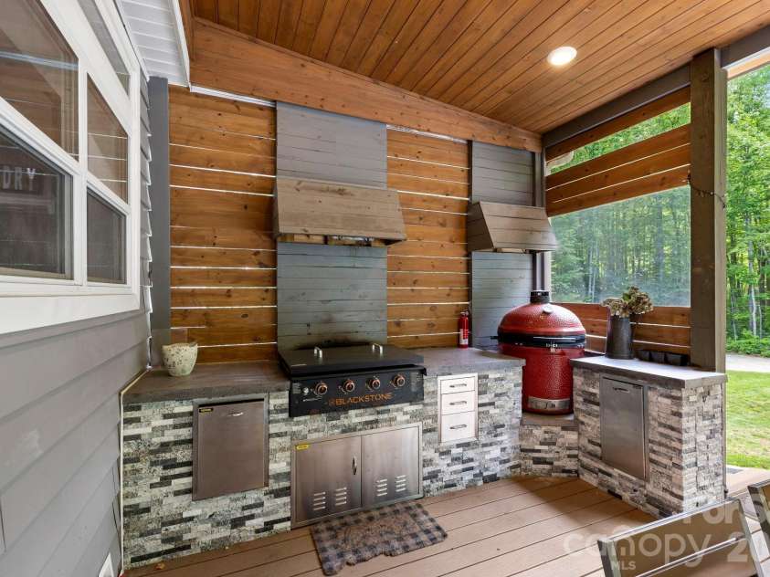 311 Charming Lane, Hendersonville, NC 28792.  MLS# CAR4384308, YatesRealty ID 24407. 