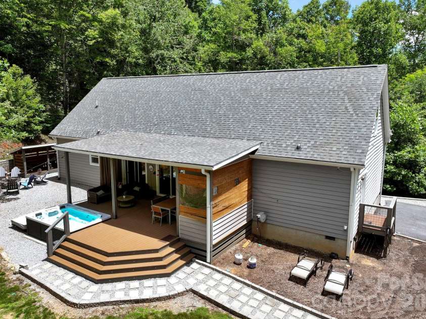 311 Charming Lane, Hendersonville, NC 28792.  MLS# CAR4384308, YatesRealty ID 24407. 