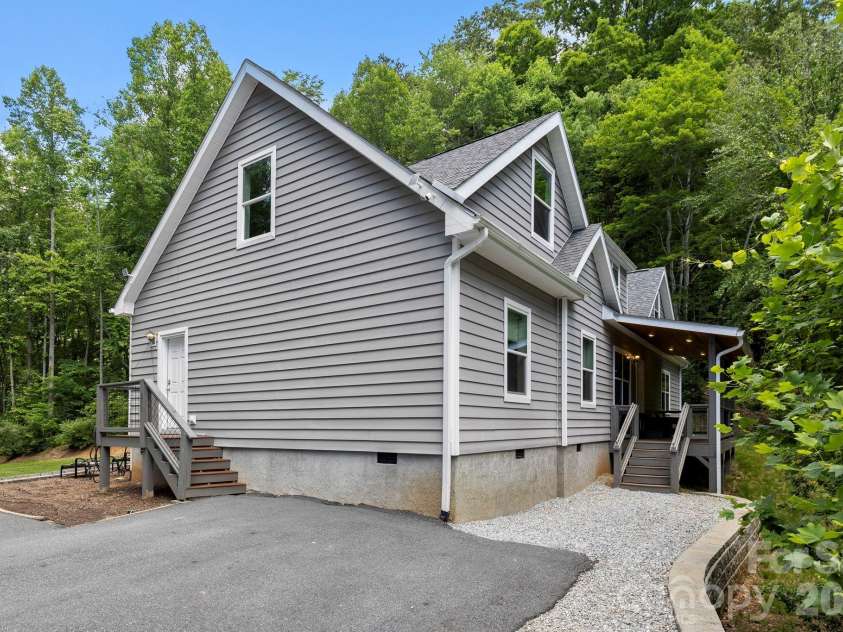 311 Charming Lane, Hendersonville, NC 28792.  MLS# CAR4384308, YatesRealty ID 24407. 