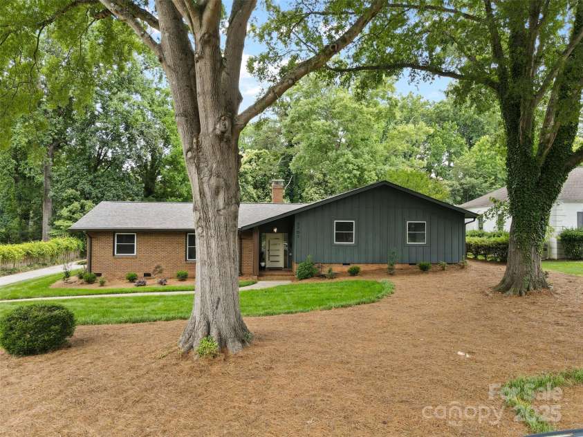 3701 Table Rock Road, Charlotte, NC 28226.  MLS# CAR4271822, YatesRealty ID 24409. 