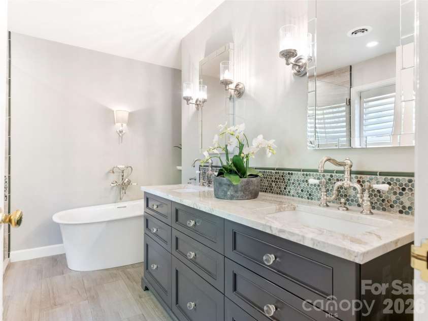 5239 Winding Brook Road, Charlotte, NC 28226.  MLS# CAR4366118, YatesRealty ID 24410. Spa like Primary Bath