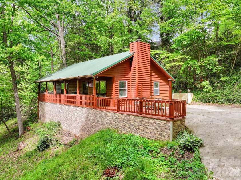 107 Pretty View Lane, Waynesville, NC 28786.  MLS# CAR4379879, YatesRealty ID 24415. 