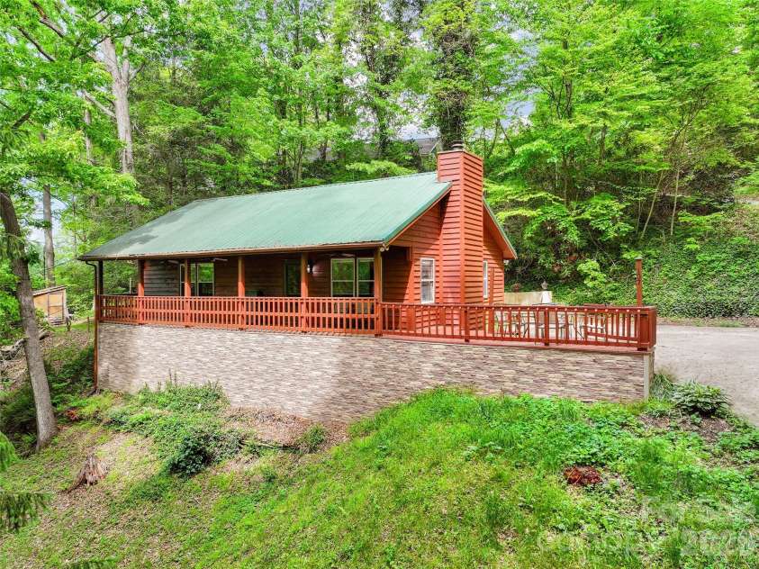 107 Pretty View Lane, Waynesville, NC 28786.  MLS# CAR4379879, YatesRealty ID 24415. 