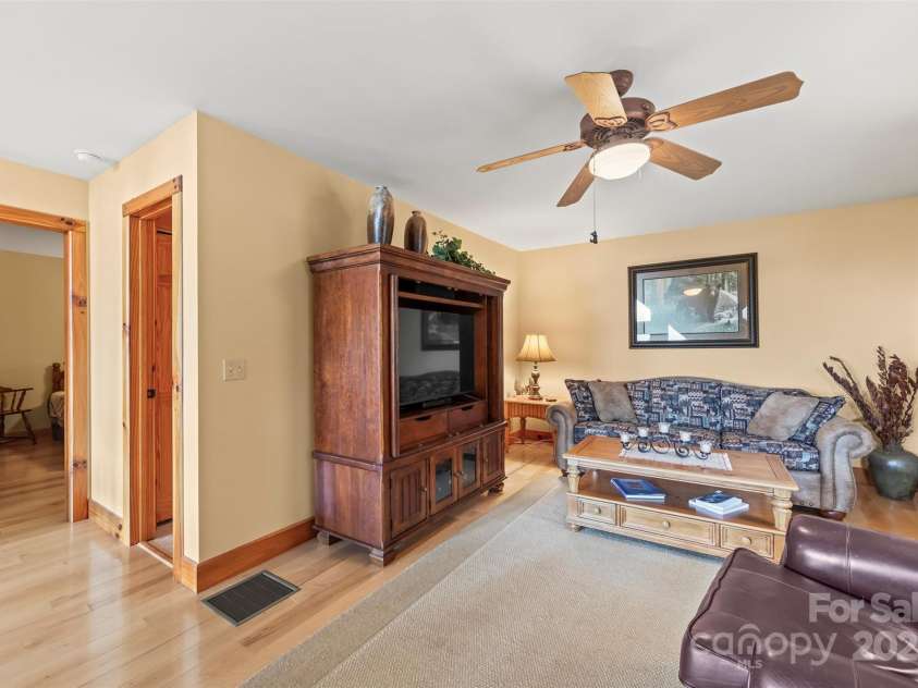 44 Black Bear Lane, Whittier, NC 28789.  MLS# CAR4272614, YatesRealty ID 24415. 