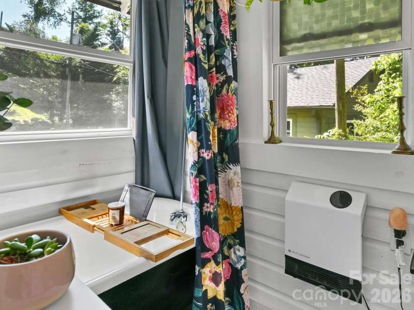 24 Chatham Road, Asheville, NC 28804.  MLS# CAR4383926, YatesRealty ID 24416. Bright and Airy