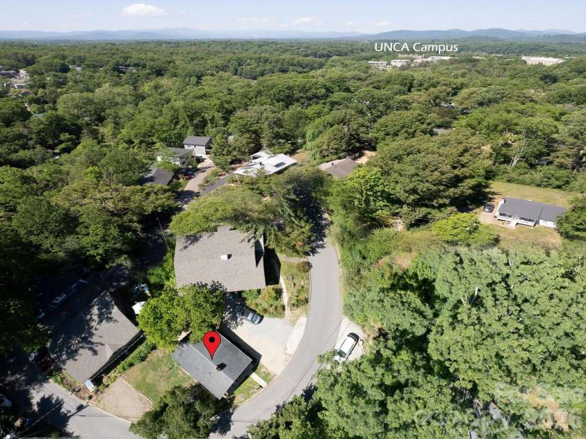 24 Chatham Road, Asheville, NC 28804.  MLS# CAR4383926, YatesRealty ID 24416. Close to UNCA