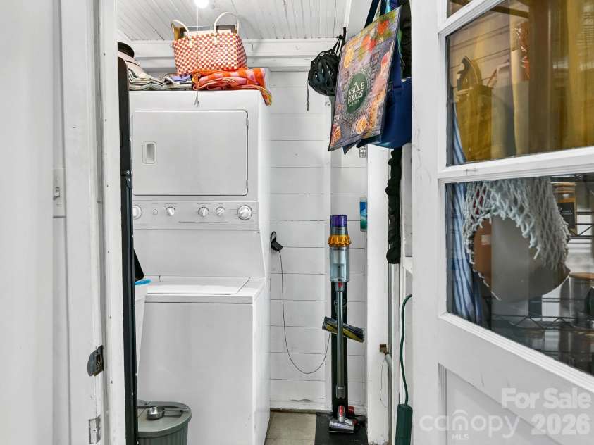 24 Chatham Road, Asheville, NC 28804.  MLS# CAR4383926, YatesRealty ID 24416. Laundry Off Kitchen