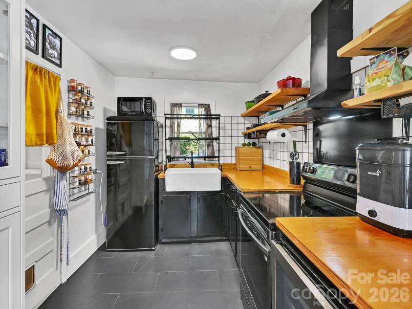 24 Chatham Road, Asheville, NC 28804.  MLS# CAR4383926, YatesRealty ID 24416. Modern Vibes