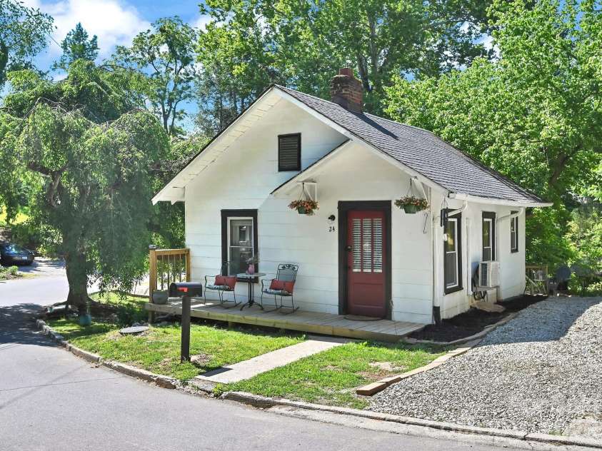 24 Chatham Road, Asheville, NC 28804.  MLS# CAR4383926, YatesRealty ID 24416. Super Cute Bungalow